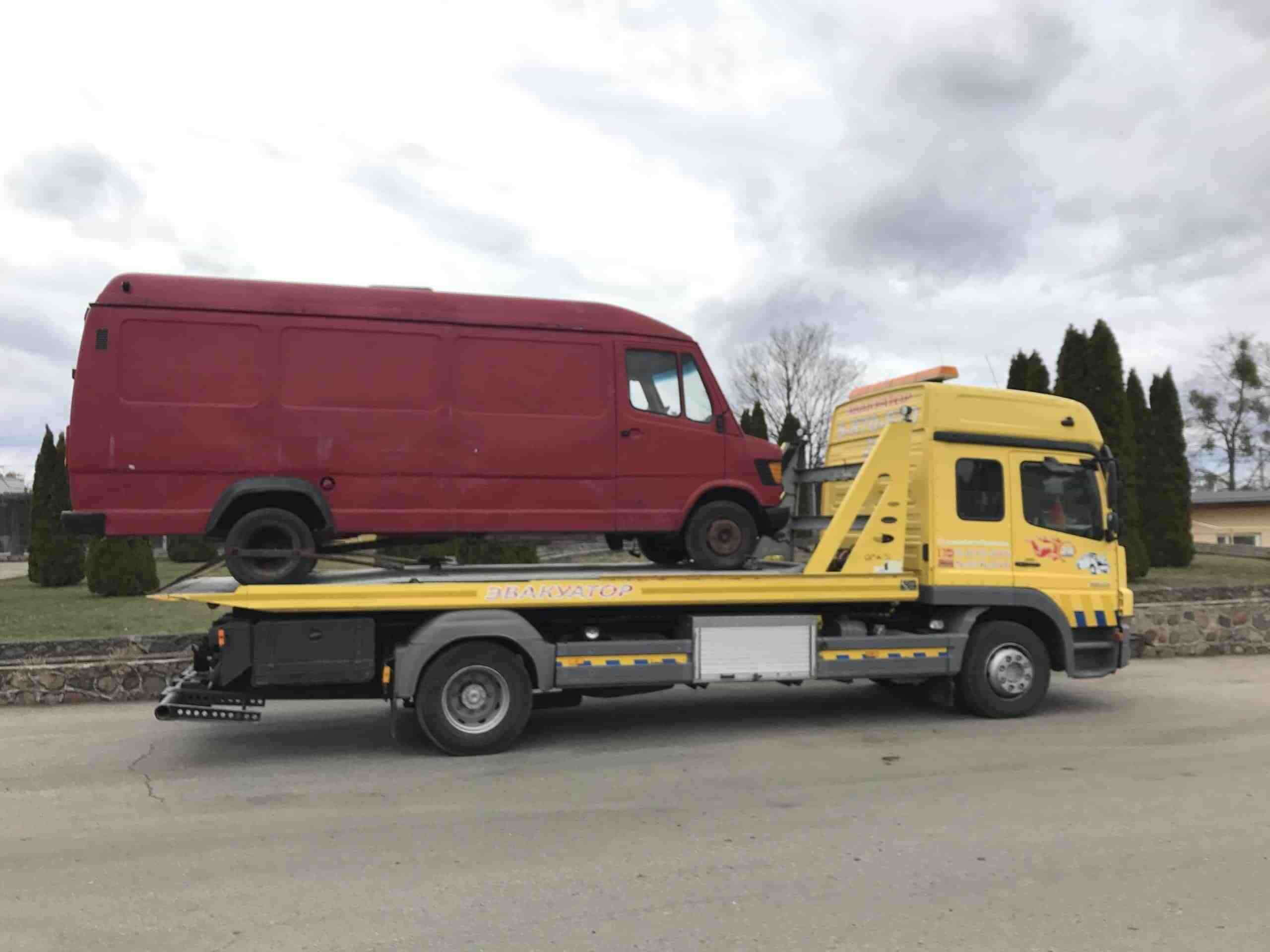 Фото грузового эвакуатора в Барнауле 